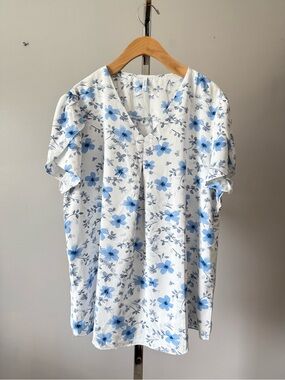 Anyally Women's XL Floral Blouse Blue White Summer Top Flutter Sleeve V-Neck